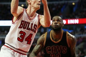 雷竞技在线 -包含芝加哥公牛发布备战花絮，集结日篮板制胜，欧冠任务艰巨，赛季目标并未改变的词条