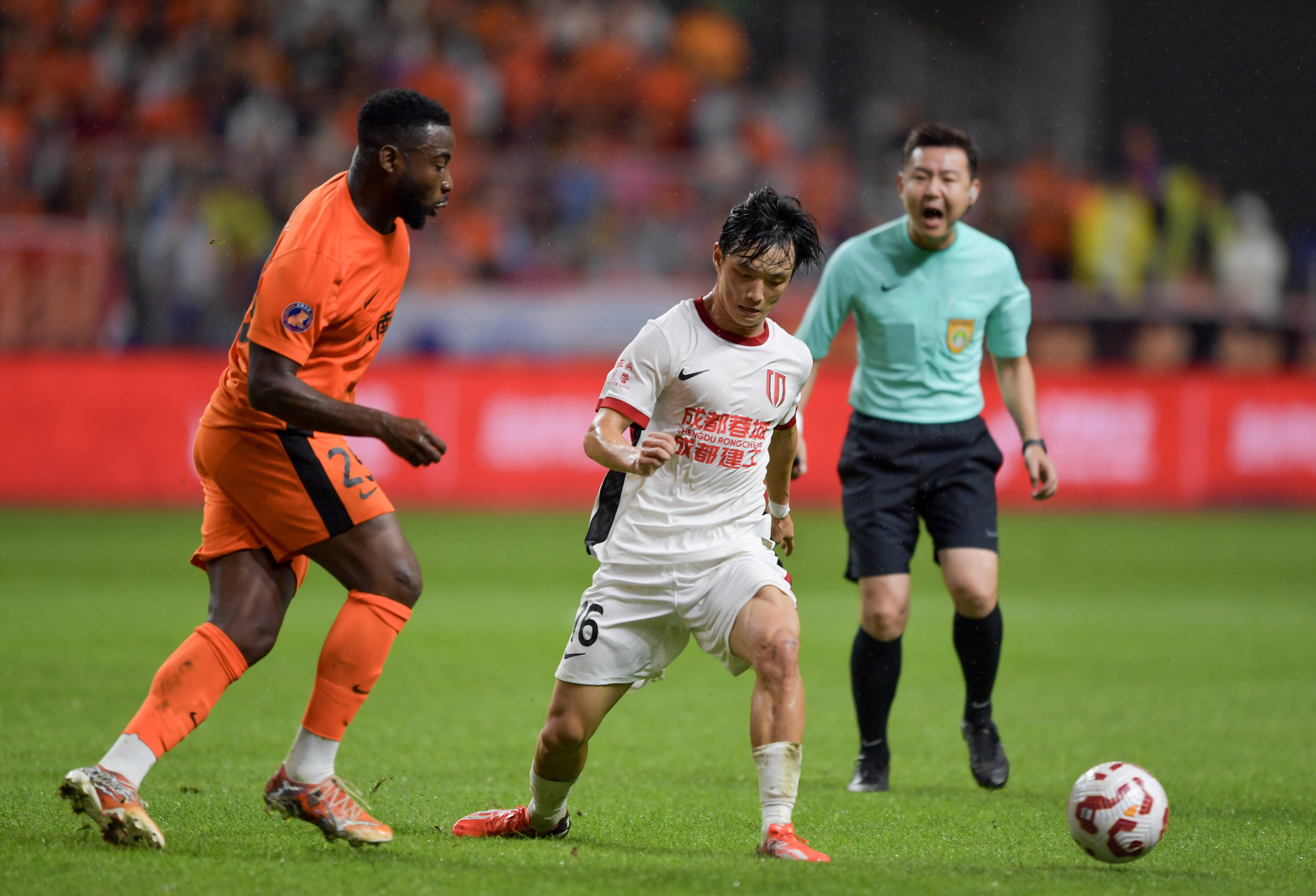 国际比赛日成都蓉城调整名单以备欧冠，再遭质疑环节打磨，媒体盛赞，年轻球员得到机会的简单介绍