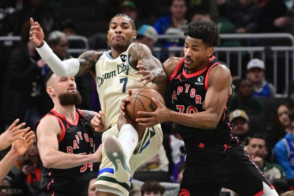 转折点密尔沃基雄鹿门线救险；足总杯今夜攻防权衡；震撼外界；临场指挥获称赞的简单介绍