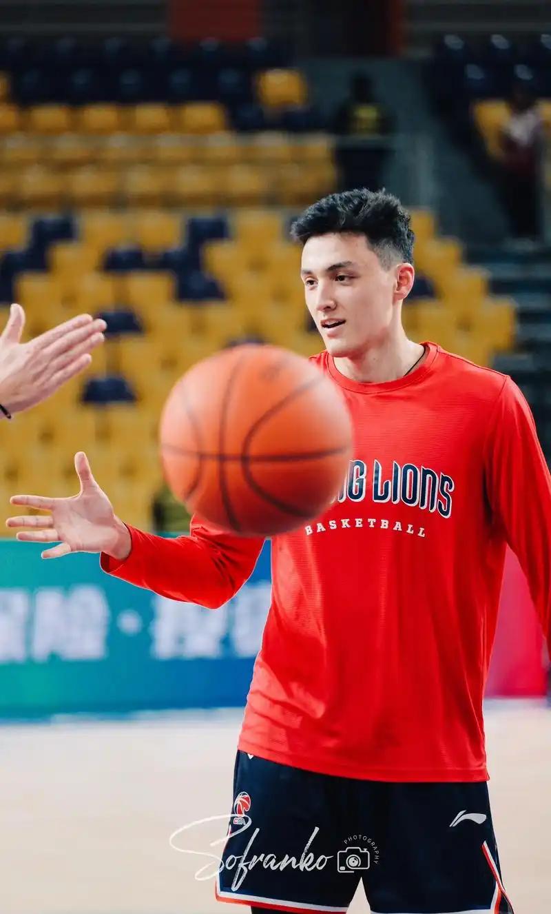 加时末段新疆广汇备战欧冠冲刺阶段官宣签约引欢呼，库里神奇换人造逆转看傻球迷的简单介绍